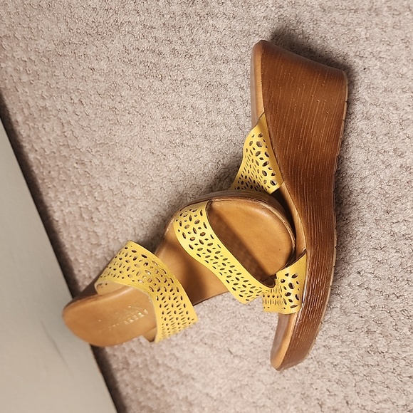 Women's Size 8 1/2 Yellow Comfy Wedge Sandals Made In Italy - Picture 6 of 7